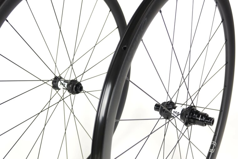 Fratelli custom Road wheels: FX2035D rims - Straightpull - Disc Brake (DB)