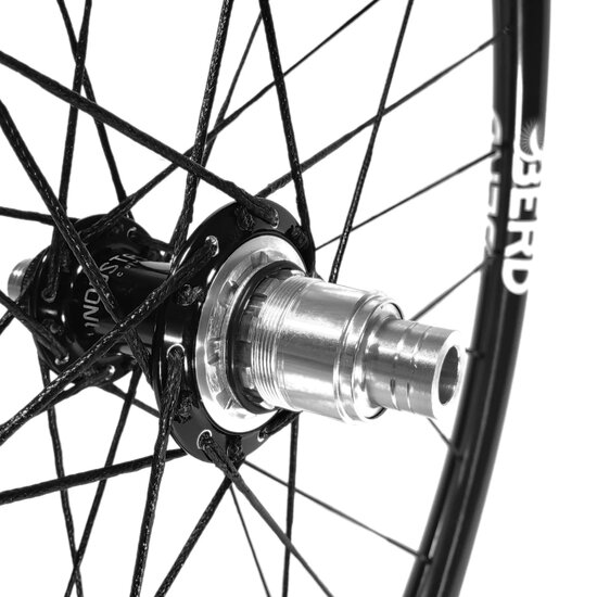 Berd custom gravel wheels: Sparrow Carbon - Berd spokes - Thru Axle hubs - Disc Brake (DB)